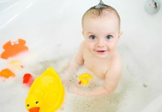 Les jouets pour le bain sont des nids à bactéries et à champignons